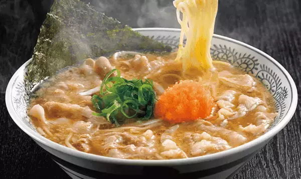 「贅沢な「特製肉そば」が限定登場！ 看板ラーメンに「ドッカンねぎ」や「チャーシュー」をのせた」の画像