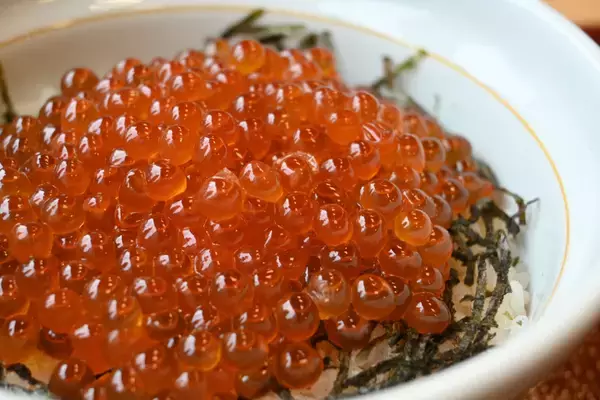 「【本日】なか卯「天然いくら丼」スタート！話題の“豪快盛”が今年も」の画像