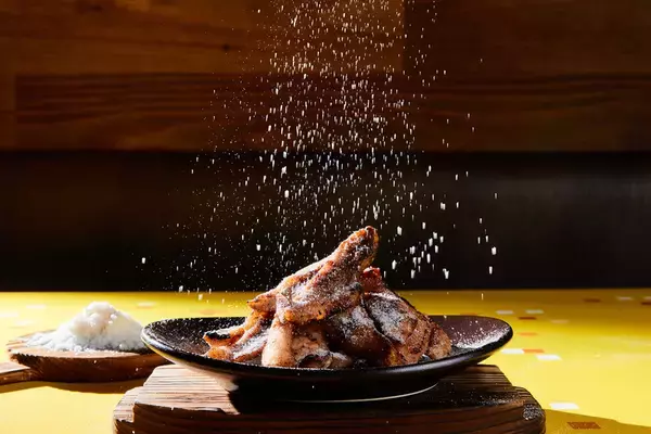「牛角「ハッピーターン」コラボ、焼いた肉に“追いパウダー”という狂気」の画像
