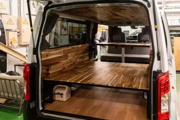 「キャンピングカーより気軽でオシャレ！ 無骨なカスタマイズカーで楽しむ「大人の車中泊」」の画像