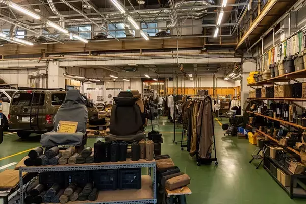 「キャンピングカーより気軽でオシャレ！ 無骨なカスタマイズカーで楽しむ「大人の車中泊」」の画像