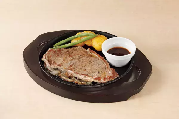 「ライス大盛り無料！ ステーキフェア開幕、4種肉コンボも！ デニーズの夏が茶色い」の画像