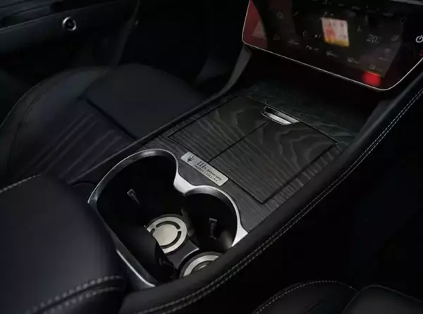 「マセラティ“漆黒のSUV”が日本13台限定で登場、価格は1235万円」の画像