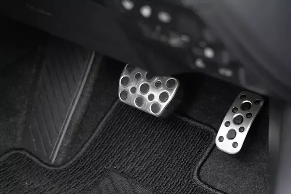 「排気量アップでプラス38万円はバグ!? トヨタの良心「カローラクロス GR SPORT」がコスパ最強な理由」の画像