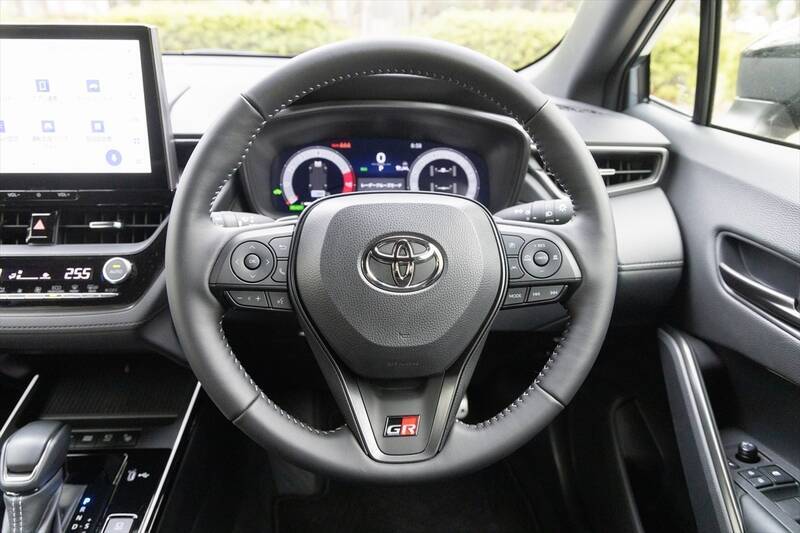 排気量アップでプラス38万円はバグ!? トヨタの良心「カローラクロス GR SPORT」がコスパ最強な理由