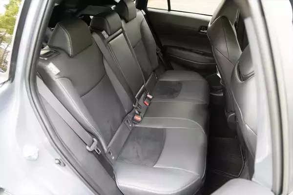 「排気量アップでプラス38万円はバグ!? トヨタの良心「カローラクロス GR SPORT」がコスパ最強な理由」の画像