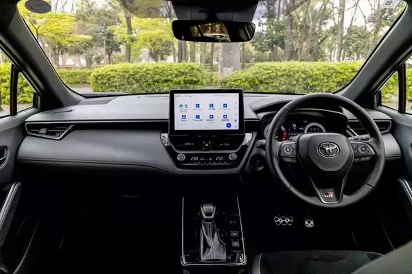 「排気量アップでプラス38万円はバグ!? トヨタの良心「カローラクロス GR SPORT」がコスパ最強な理由」の画像