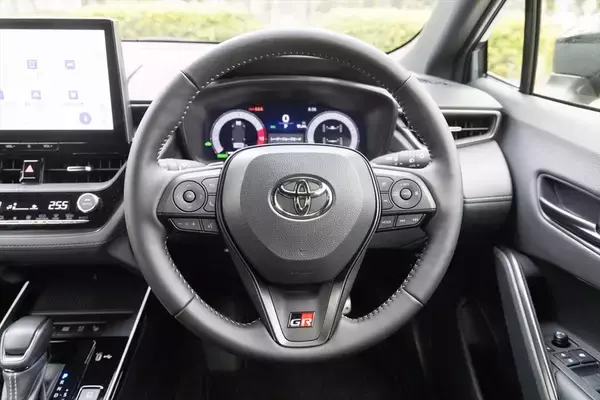 「排気量アップでプラス38万円はバグ!? トヨタの良心「カローラクロス GR SPORT」がコスパ最強な理由」の画像