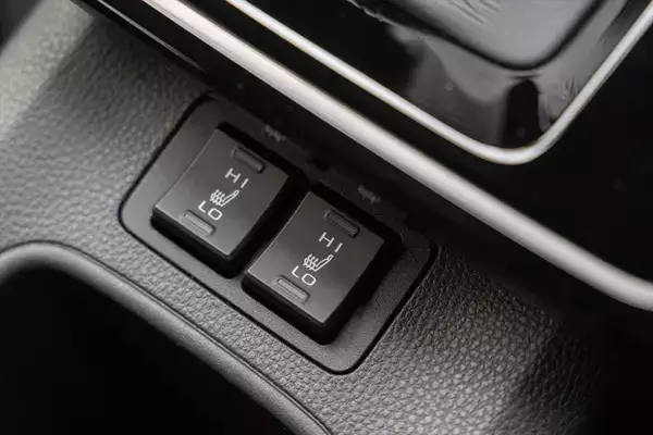 「排気量アップでプラス38万円はバグ!? トヨタの良心「カローラクロス GR SPORT」がコスパ最強な理由」の画像