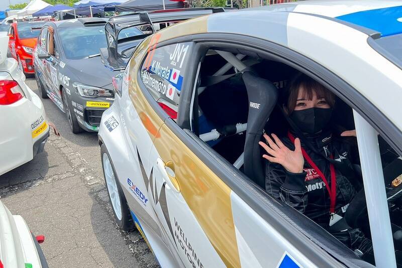 全日本ラリーで現役レースクイーン・荏崎ろあがメカニックとして大活躍！