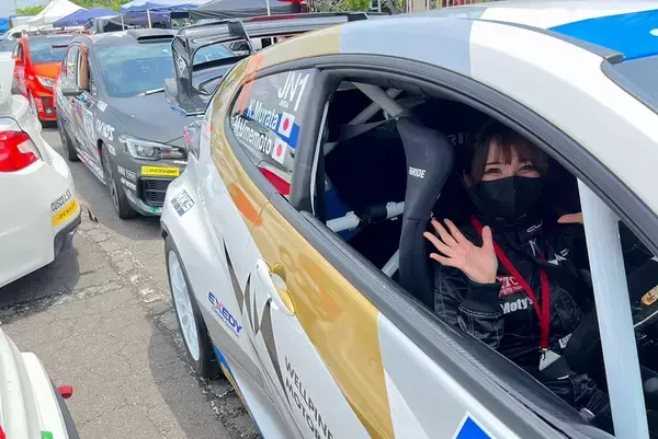 「全日本ラリーで現役レースクイーン・荏崎ろあがメカニックとして大活躍！」の画像