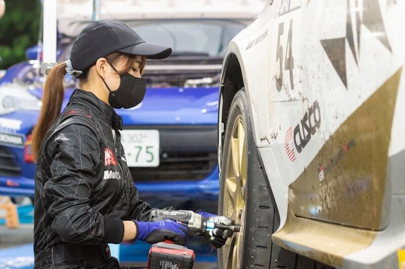 全日本ラリーで現役レースクイーン・荏崎ろあがメカニックとして大活躍！