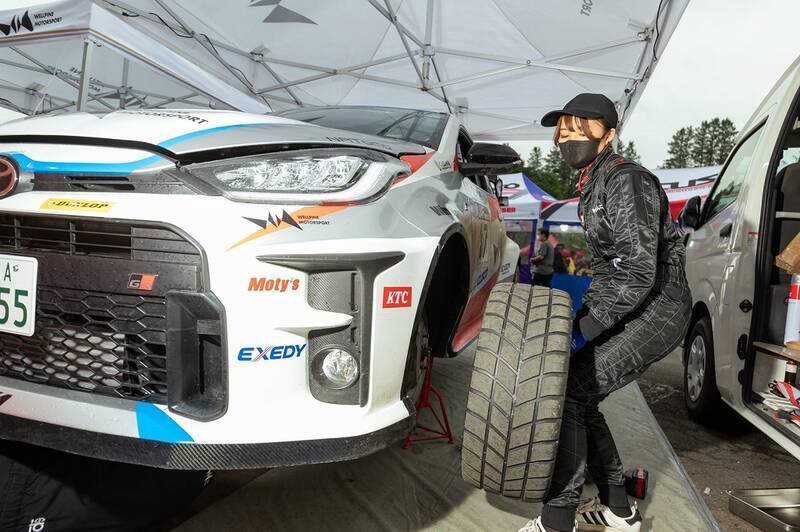 全日本ラリーで現役レースクイーン・荏崎ろあがメカニックとして大活躍！