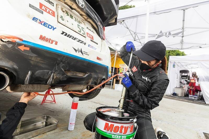 全日本ラリーで現役レースクイーン・荏崎ろあがメカニックとして大活躍！
