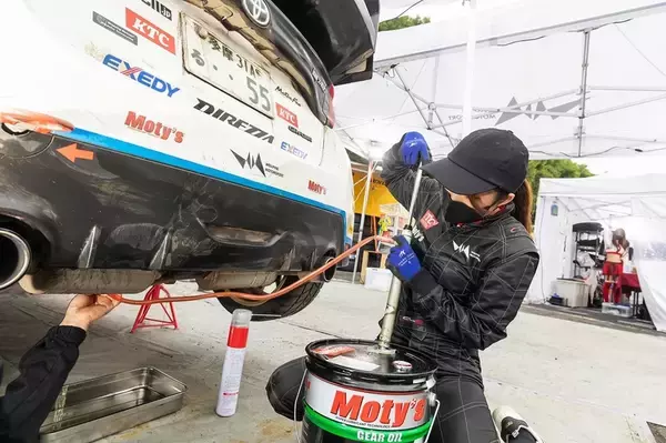 「全日本ラリーで現役レースクイーン・荏崎ろあがメカニックとして大活躍！」の画像