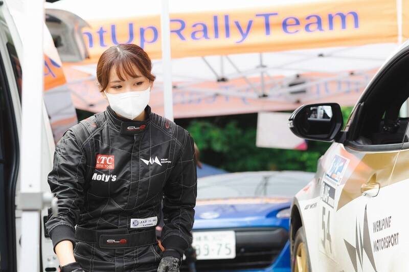 全日本ラリーで現役レースクイーン・荏崎ろあがメカニックとして大活躍！