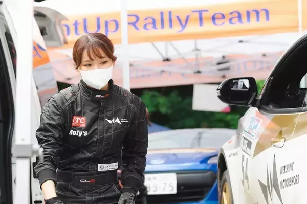 「全日本ラリーで現役レースクイーン・荏崎ろあがメカニックとして大活躍！」の画像