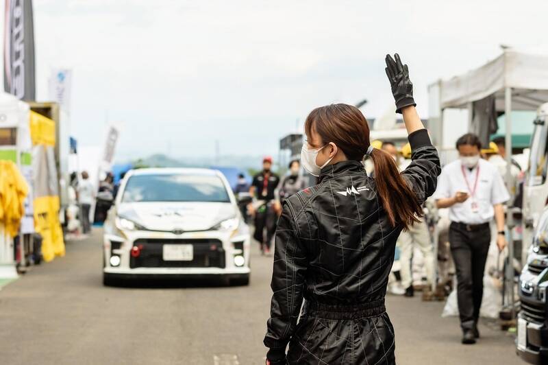 全日本ラリーで現役レースクイーン・荏崎ろあがメカニックとして大活躍！