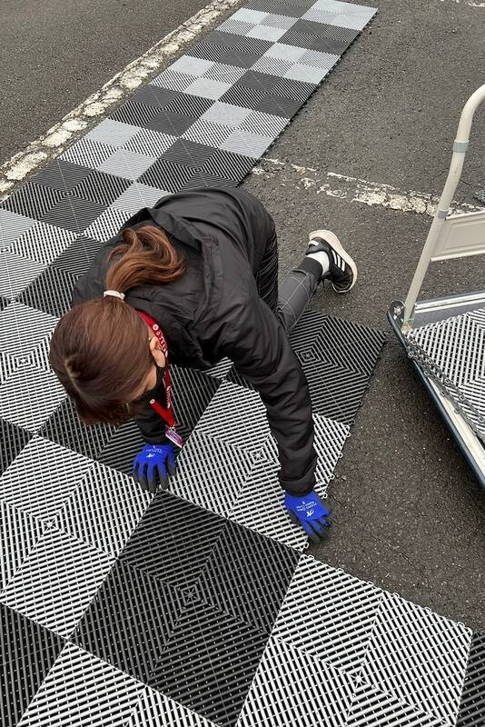 全日本ラリーで現役レースクイーン・荏崎ろあがメカニックとして大活躍！