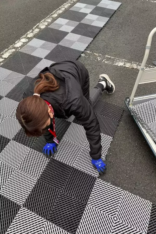「全日本ラリーで現役レースクイーン・荏崎ろあがメカニックとして大活躍！」の画像