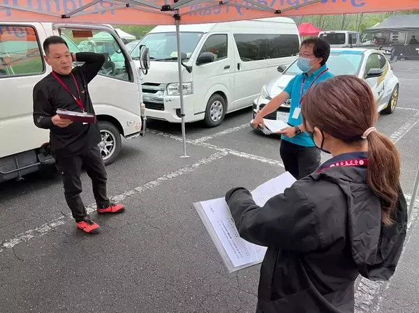「全日本ラリーで現役レースクイーン・荏崎ろあがメカニックとして大活躍！」の画像