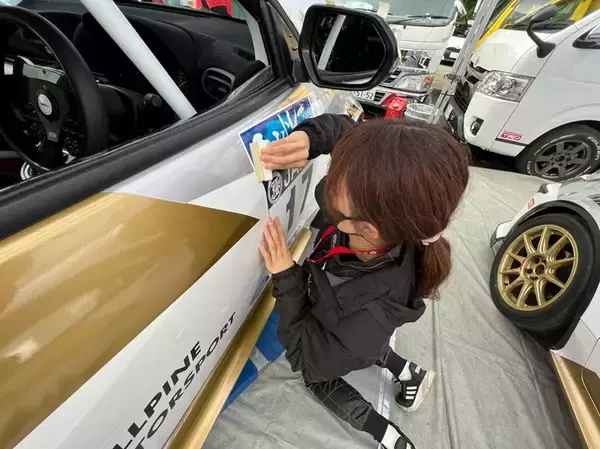 「全日本ラリーで現役レースクイーン・荏崎ろあがメカニックとして大活躍！」の画像