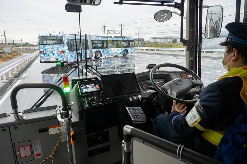 ソフトバンクとJR西日本、専用テストコースでバスの自動運転と隊列走行の実証実験