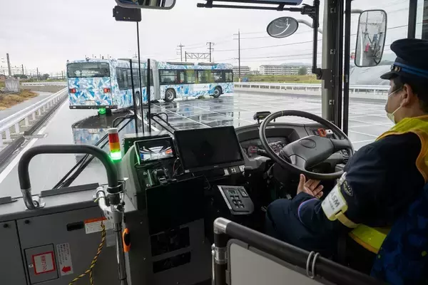 「ソフトバンクとJR西日本、専用テストコースでバスの自動運転と隊列走行の実証実験」の画像