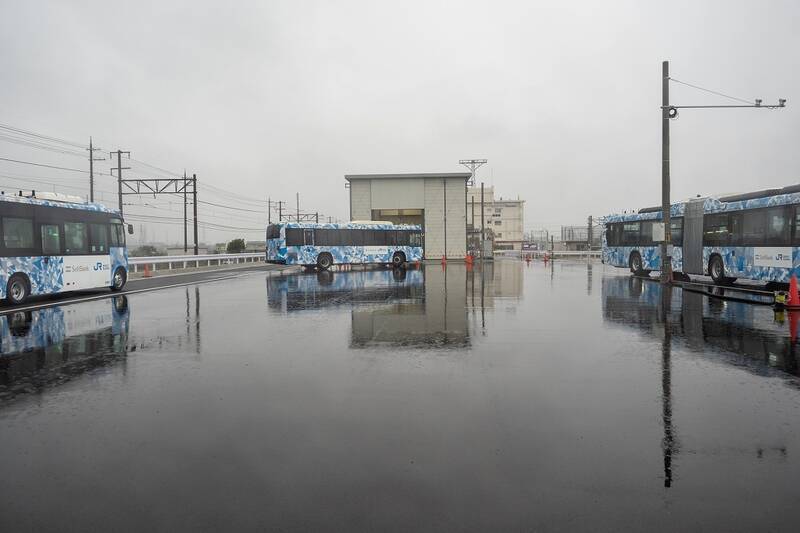 ソフトバンクとJR西日本、専用テストコースでバスの自動運転と隊列走行の実証実験