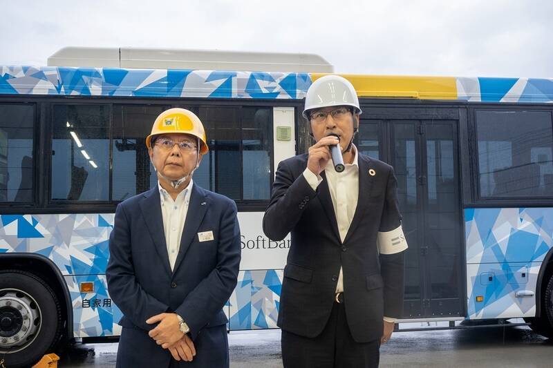 ソフトバンクとJR西日本、専用テストコースでバスの自動運転と隊列走行の実証実験