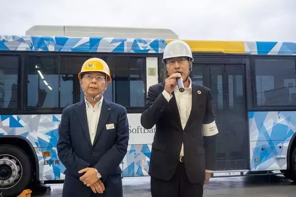 「ソフトバンクとJR西日本、専用テストコースでバスの自動運転と隊列走行の実証実験」の画像