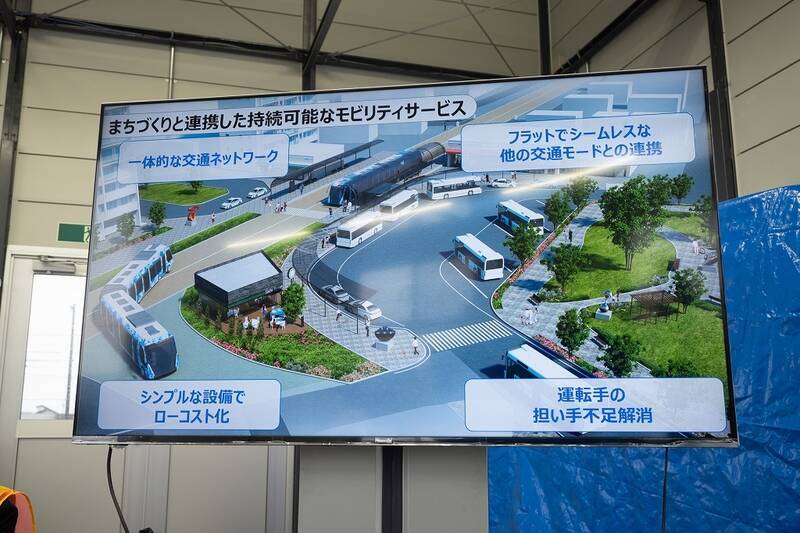 ソフトバンクとJR西日本、専用テストコースでバスの自動運転と隊列走行の実証実験