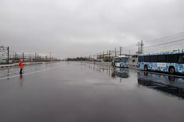 「ソフトバンクとJR西日本、専用テストコースでバスの自動運転と隊列走行の実証実験」の画像