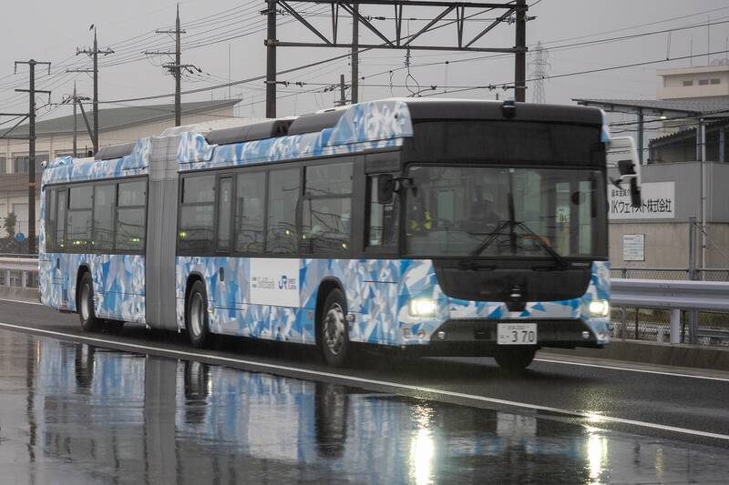 ソフトバンクとJR西日本、専用テストコースでバスの自動運転と隊列走行の実証実験