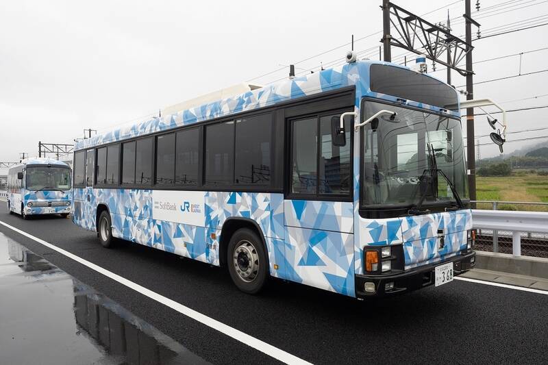 ソフトバンクとJR西日本、専用テストコースでバスの自動運転と隊列走行の実証実験