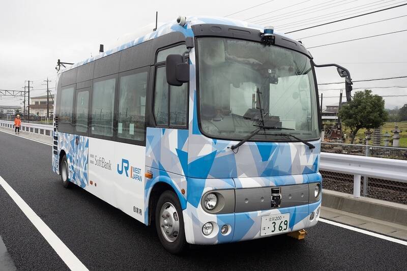 ソフトバンクとJR西日本、専用テストコースでバスの自動運転と隊列走行の実証実験