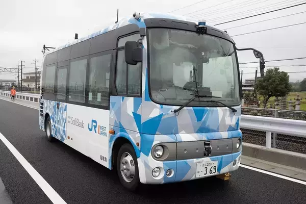 「ソフトバンクとJR西日本、専用テストコースでバスの自動運転と隊列走行の実証実験」の画像
