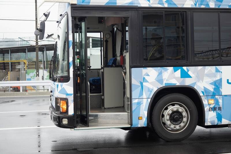 ソフトバンクとJR西日本、専用テストコースでバスの自動運転と隊列走行の実証実験