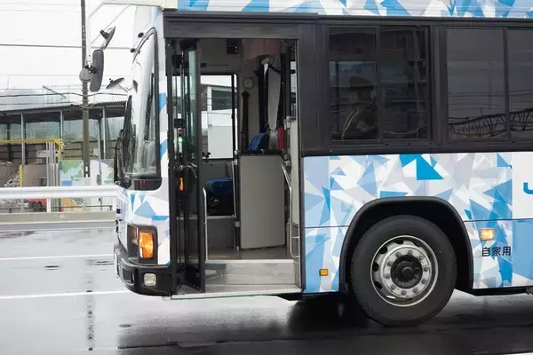 「ソフトバンクとJR西日本、専用テストコースでバスの自動運転と隊列走行の実証実験」の画像