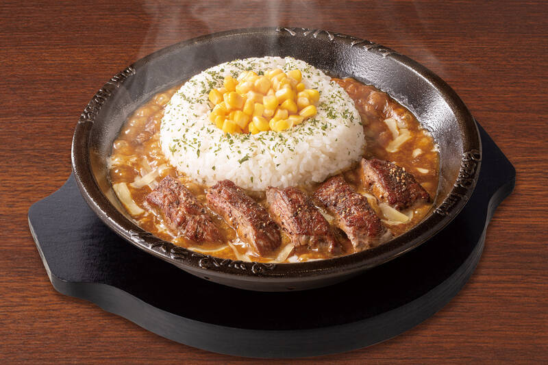 めちゃおいしそ～！鉄皿ぐつぐつの「焼カレー」、具はステーキ、牛タンなど用意