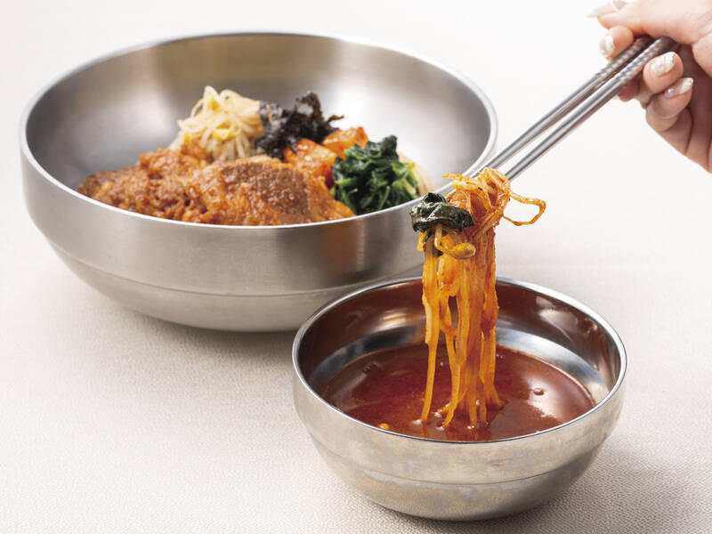 これは反則！「焼肉つけ麺」牛カルビ×麺を豪快に味わう