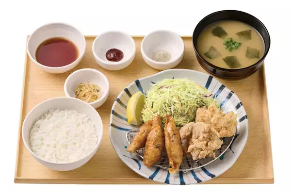 「やよい軒に「鶏皮餃子×竜田揚げ」の新定食！パリッとシューシーなコンビ」の画像