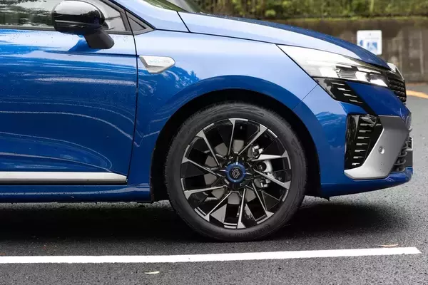 「輸入車No.1の燃費とアルピーヌの走り！ ルノー「ルーテシア」が叶える欲張りな選択」の画像