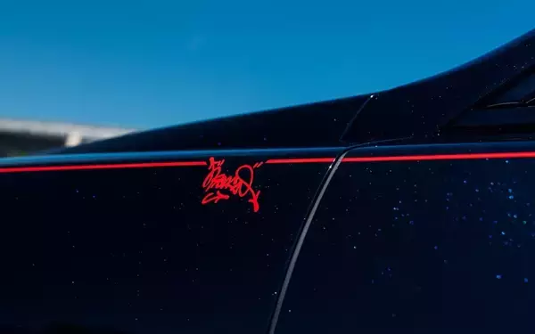 「ロールス・ロイス、ついに車をキャンバスにしてしまう 宇宙と現代アート満載のカリナン爆誕」の画像
