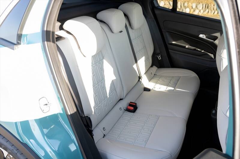 後席も荷室も我慢しない！ FIAT500の魂を受け継ぐ5ドアSUV「600（セイチェント）」がめちゃ優秀