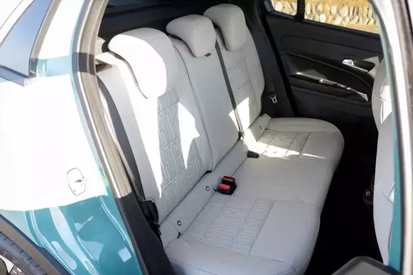 「後席も荷室も我慢しない！ FIAT500の魂を受け継ぐ5ドアSUV「600（セイチェント）」がめちゃ優秀」の画像