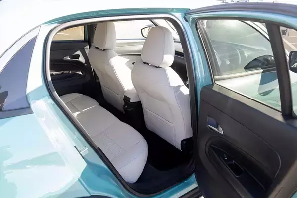 「後席も荷室も我慢しない！ FIAT500の魂を受け継ぐ5ドアSUV「600（セイチェント）」がめちゃ優秀」の画像