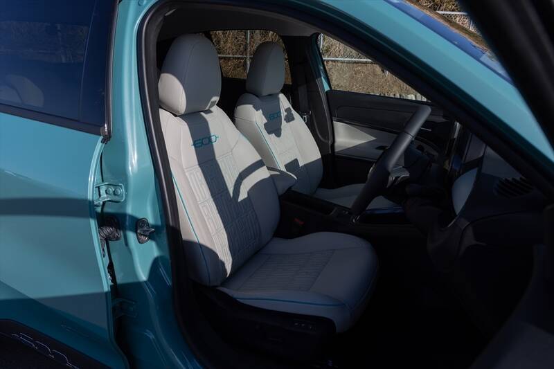 後席も荷室も我慢しない！ FIAT500の魂を受け継ぐ5ドアSUV「600（セイチェント）」がめちゃ優秀