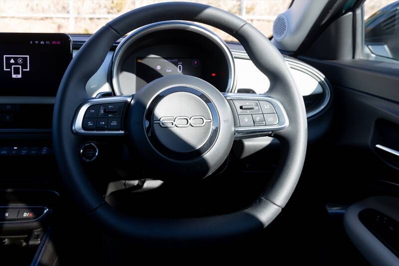 後席も荷室も我慢しない！ FIAT500の魂を受け継ぐ5ドアSUV「600（セイチェント）」がめちゃ優秀