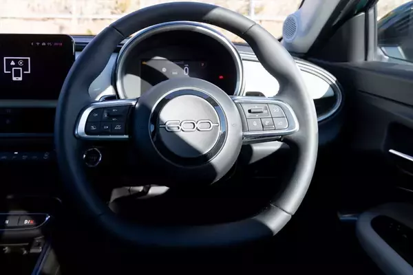 「後席も荷室も我慢しない！ FIAT500の魂を受け継ぐ5ドアSUV「600（セイチェント）」がめちゃ優秀」の画像